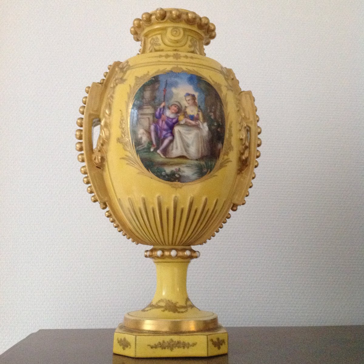 Vase En Porcelaine De Saxe D époque XVIII
